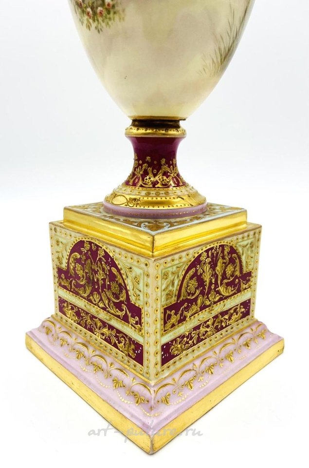 Royal Vienna , Ваза из фарфора 19 века с ручной росписью и золотыми узорами из Royal Vienna