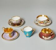 Фарфоровая коллекция чашек и блюдец 19 века