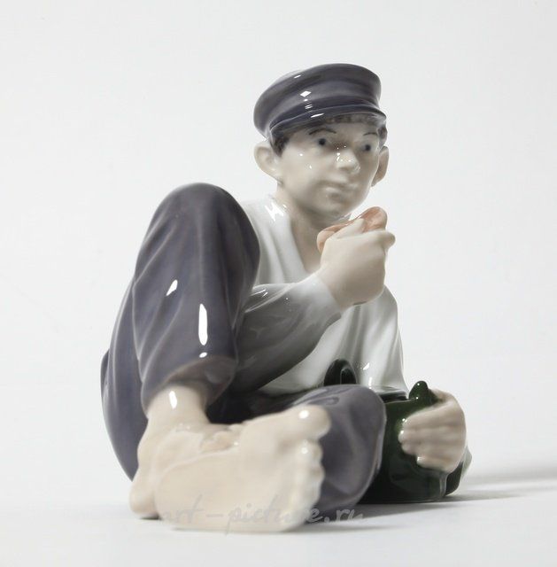 Паренек за обедом. Дания, г. Копенгаген, Royal Copenhagen