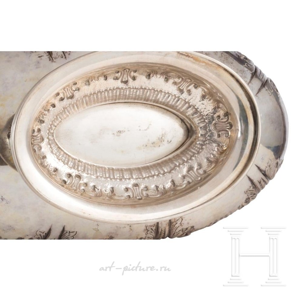 Русское серебро , Овальное тело и ножки с выдавленными рококо