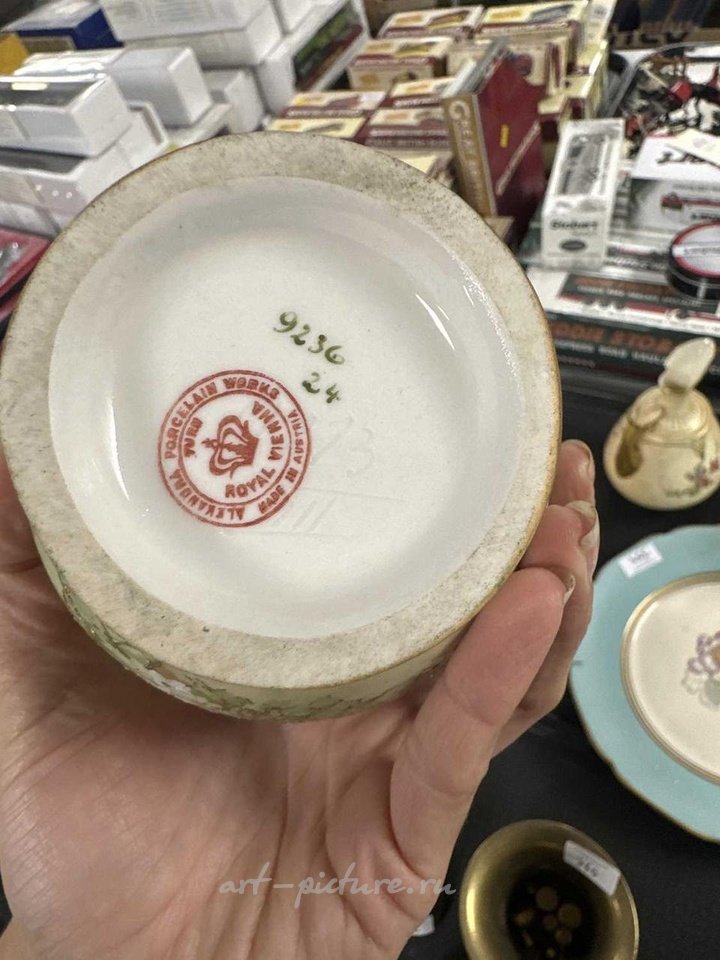 维也纳皇家瓷器 , 两个皇家伍斯特玫瑰象牙制品