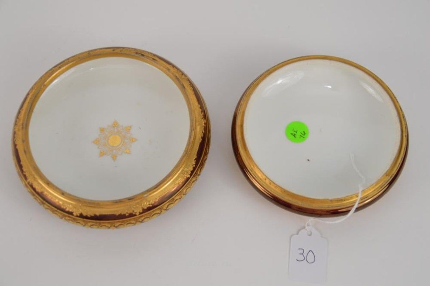 Royal Vienna , Королевская вена: фарфоровая шкатулка с изображением двух девственниц