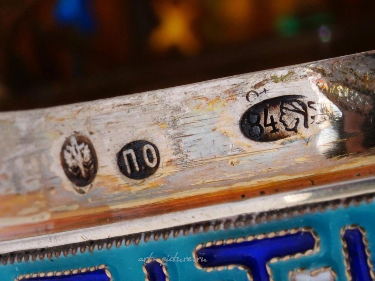 Русское серебро , Русское серебряное яйцо с эмалью плике-а-жур и иконой