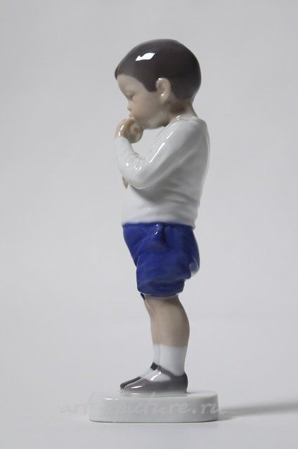 Петр. Мальчик с фруктами в руках. Дания, г. Копенгаген, Bing & Grondahl