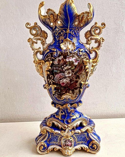 Ваза амфорообразная со скульптурными деталями. Попов. 1850—1860-е гг.