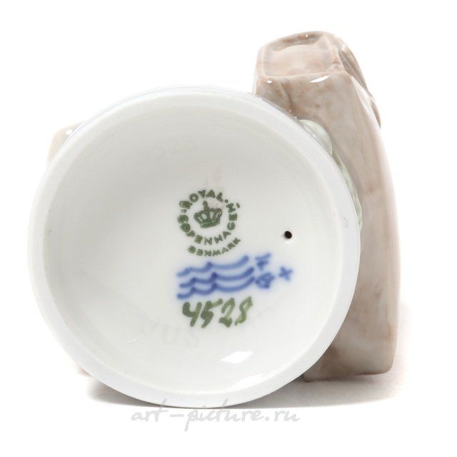 Июнь - мальчик с портфелем. Дания, г. Копенгаген, Royal Copenhagen