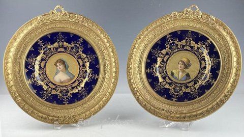 Royal Vienna, Фарфоровые тарелки Роял Виена, примерно 1900 год, в золоченых рамах, диаметр 10 дюймов, хорошее состояние.