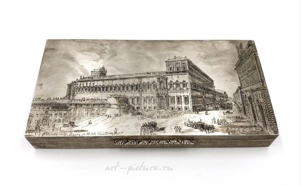 The translation of "Шкaтулка Вuсcеllati" from Russian to English is "Bucellati box."