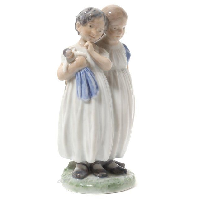 Девочки с куклой. Дания, г. Копенгаген, Royal Copenhagen