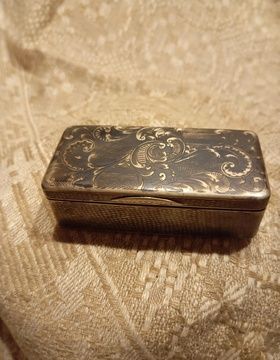 购买 The word "Табакерка" can be translated into simplified Chinese as "烟盒".