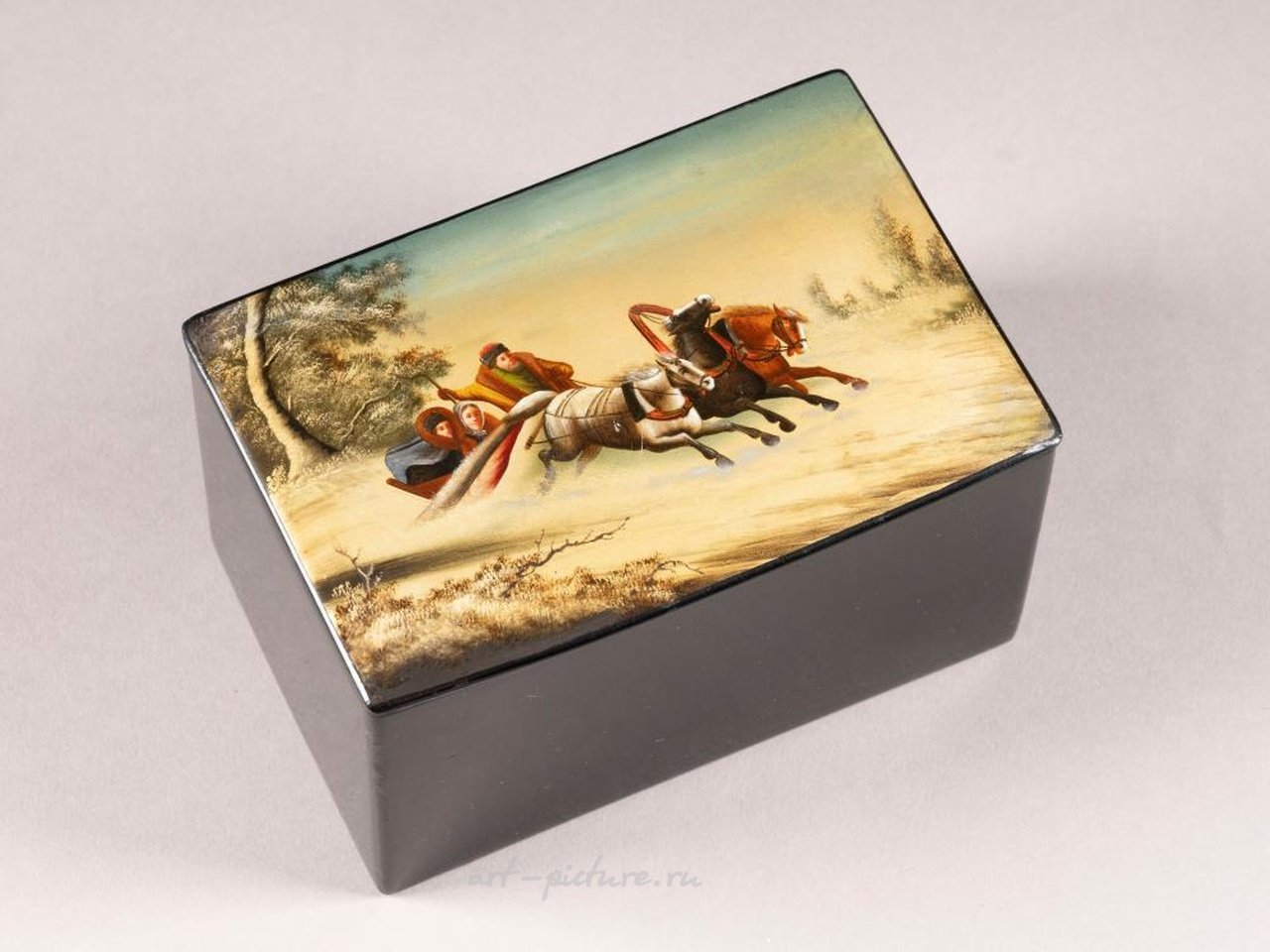 Русское серебро , Изготовленная из папье-маше и лакированная шкатулка с тройкой.