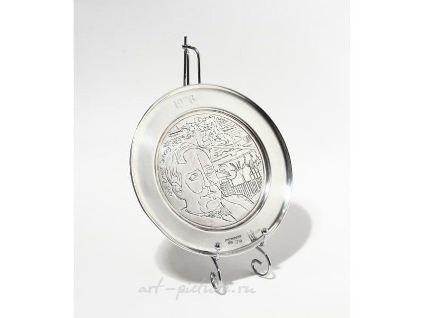 Коллекционная серебряная тарелка с портретом шведского поэта и писателя Биргера Сёберга Швеция, г.Мальме, мастерская GEWE SILVERVARUFABRIKEN AB, 1976 год.