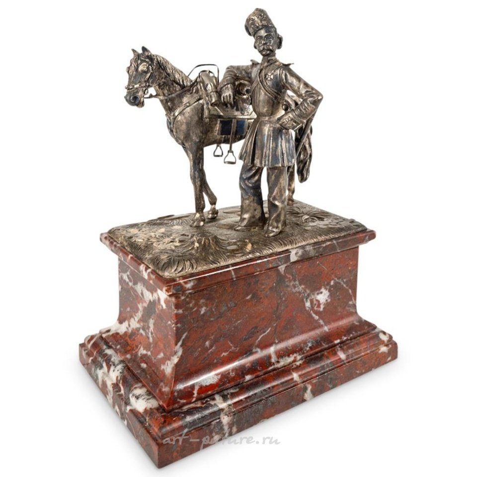 Русское серебро , Точная скульптура с хорошей анатомией и пропорциями, изображающая солдата рядом с конем