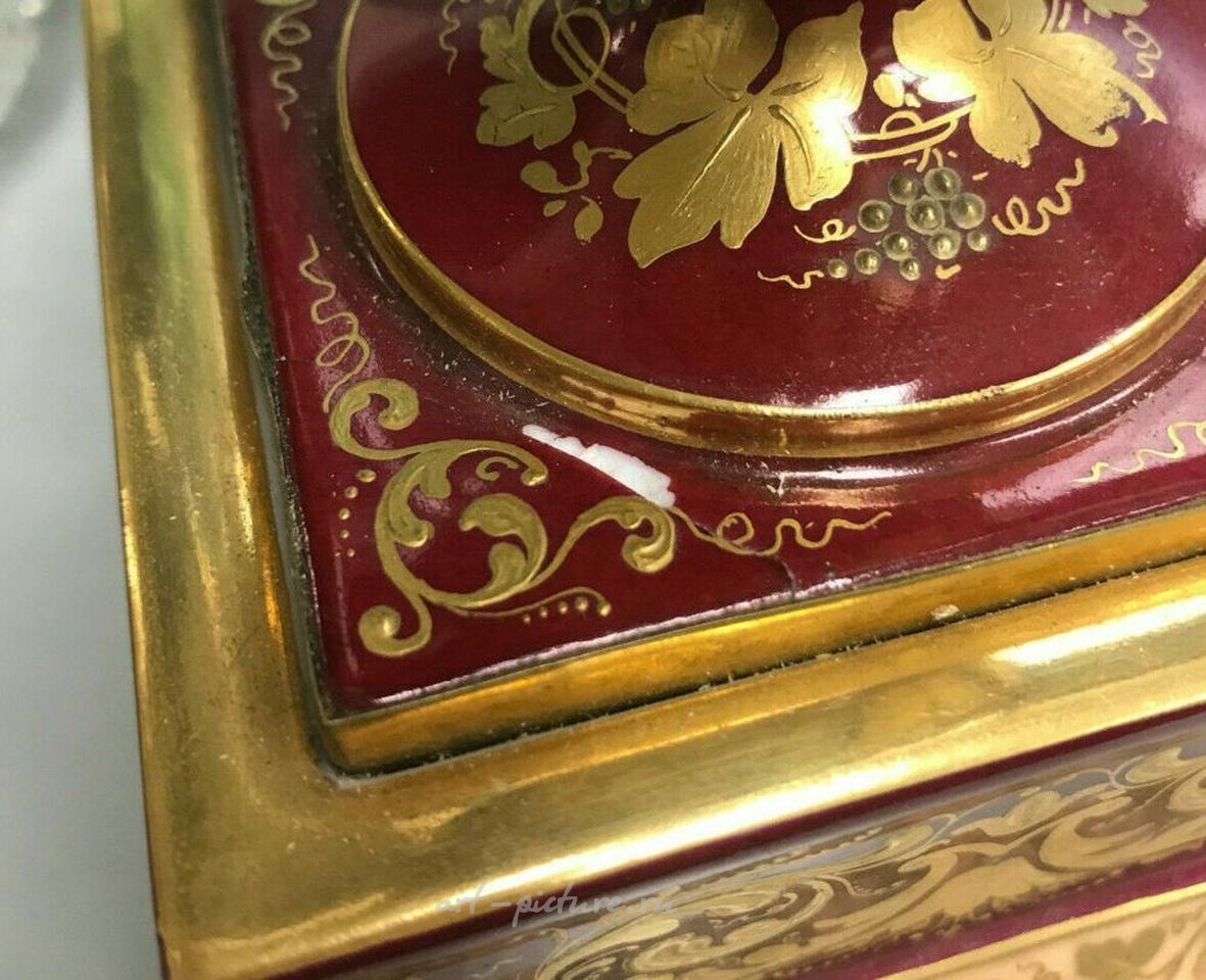 维也纳皇家瓷器 , 维也纳皇家瓷器双柄瓮，大约1920年。