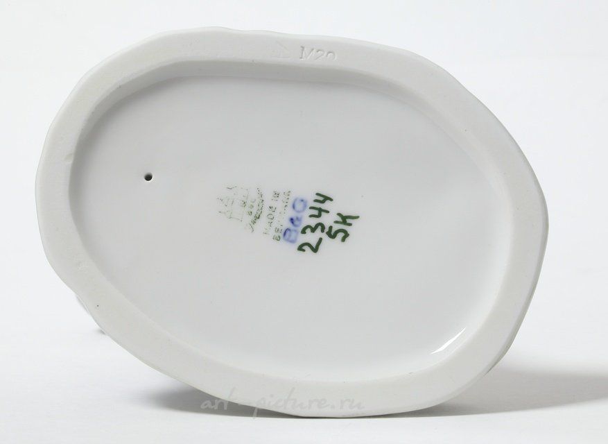 Фарфоровая статуэтка Мальчик играющий на флейте Bing Grondahl