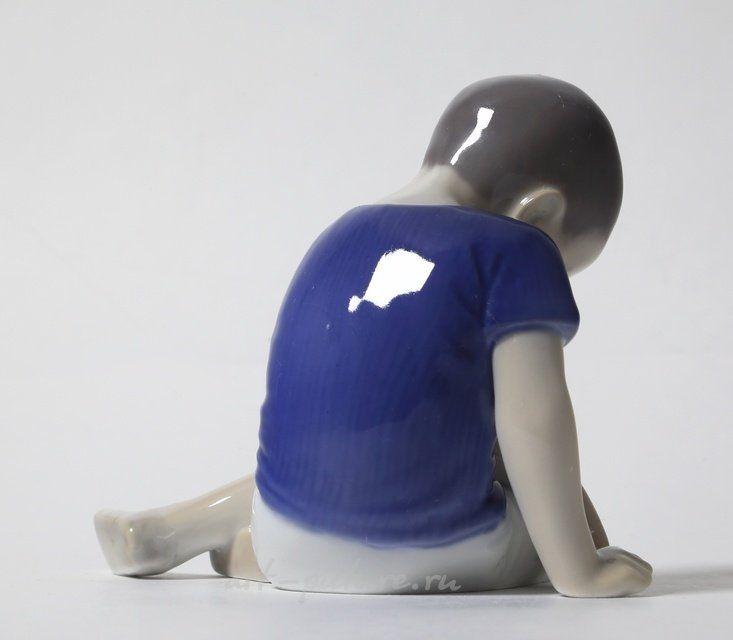 Мальчик, сидящий с опущенной головой