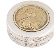 Русская антикварная серебряная коробка с медалью Екатерины II