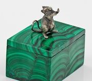 Малахитовая коробка с фигурной ручкой