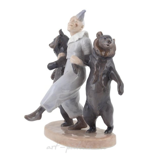 Фарфоровая фигура "Клоун и танцующие медведи"