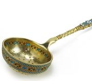 Серебряная ложка с позолотой и шамплеве эмалью, отпечатанными русскими марками.