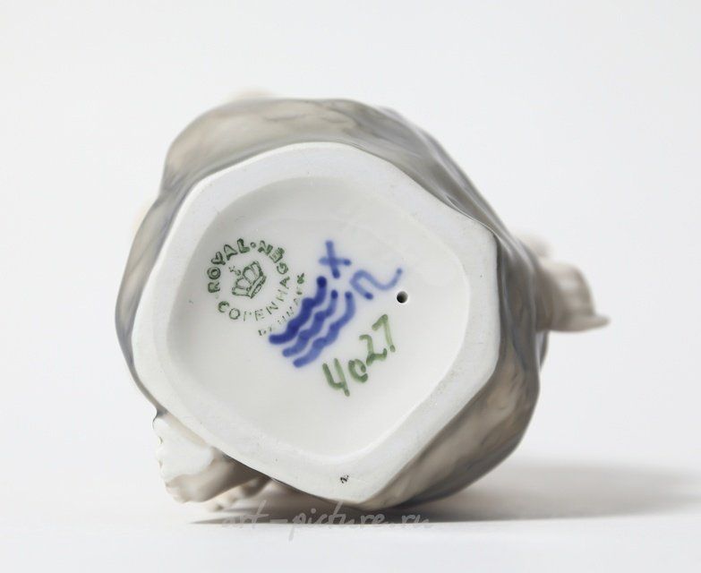 Девочка на камне. Дания, г. Копенгаген, Royal Copenhagen