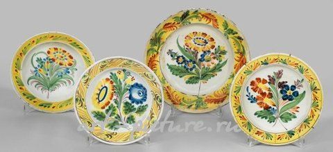 Четыре северо-германских или датских тарелки из фаянса Келлингхузен