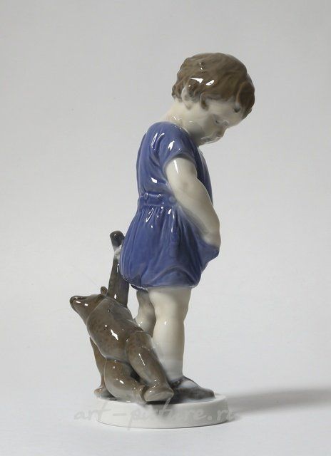 Мальчик с мишкой. Дания, г. Копенгаген, Royal Copenhagen