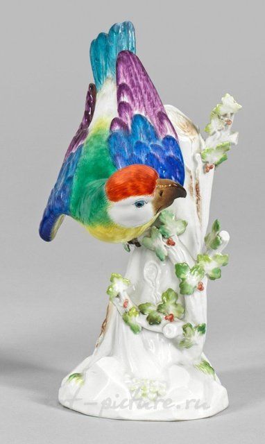 Фарфоровая фигурка попугая на ветке дуба