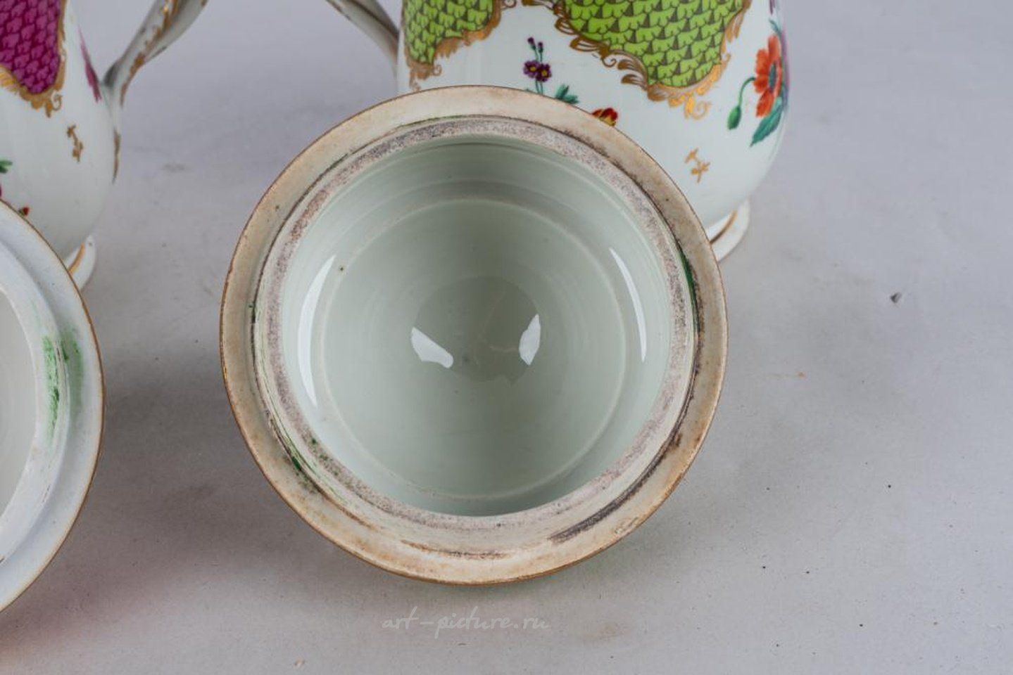 Royal Vienna , Фарфоровые чашки Вены с клеймом "пчелиный улей" и золотыми краями