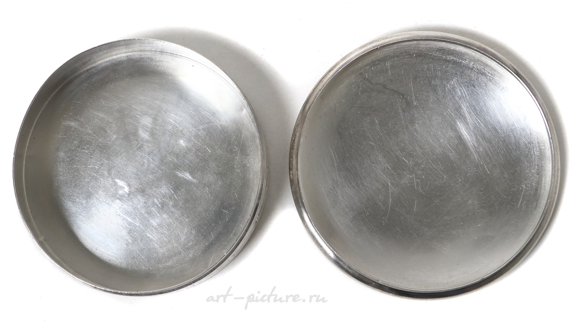 Round box or pillbox, China, 55 g, 925 silver, height 2.5 cm, diameter 6 cm.
