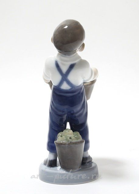 Октябрь - мальчик с яблоками. Дания, г. Копенгаген, Royal Copenhagen