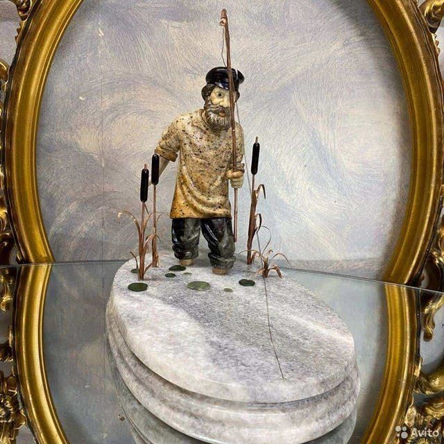 Авторская скульптура из камня Рыбак их цветных полудрагоценных камней