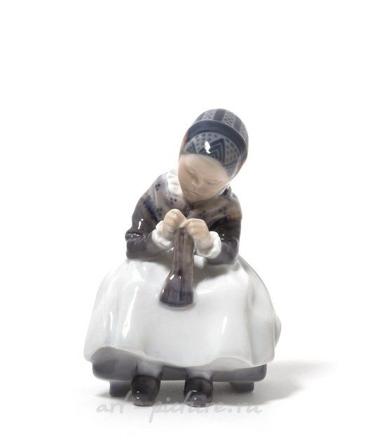 Вяжущая девочка. Дания, г. Копенгаген, Royal Copenhagen