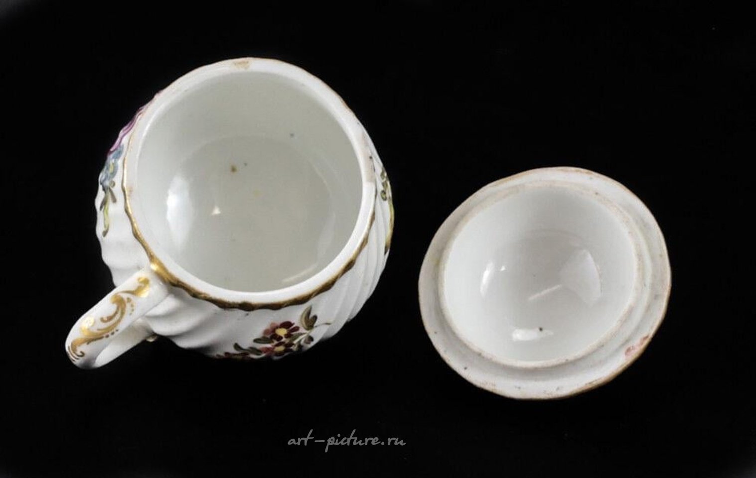 维也纳皇家瓷器 , 皇家维也纳带盖茶杯Sahleplik，凹状，手绘...