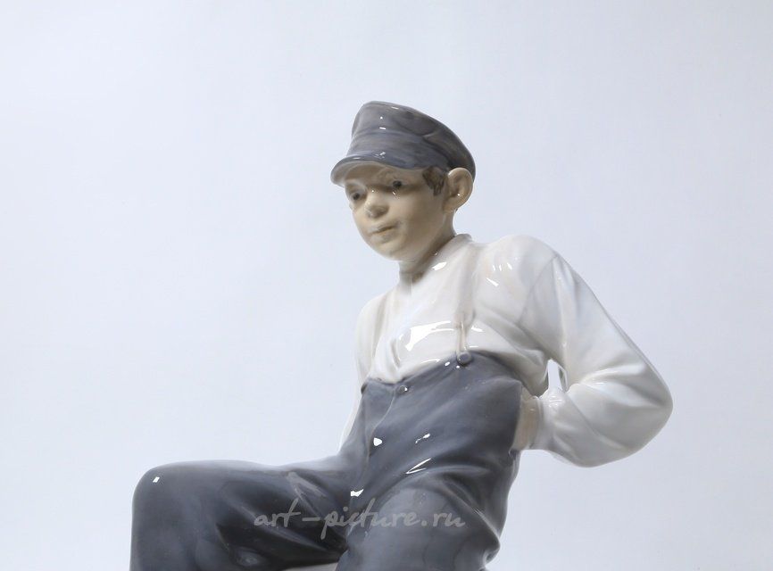 Паренек на камне. Дания, г. Копенгаген, Royal Copenhagen