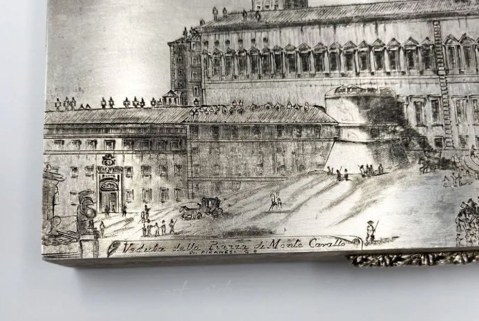 The translation of "Шкaтулка Вuсcеllati" from Russian to English is "Bucellati box."