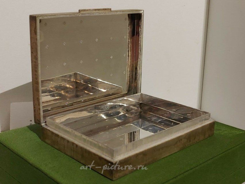 The Buccellati box is a state gift at the 13th G7 summit for Margaret Thatcher.