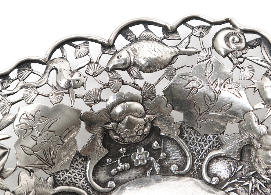 Ваза с перекидной ручкой, Китай, 136 гр, 950 пр, высота по край 3 см, диаметр чаши 14 см, высота по поднятую ручку 10 см