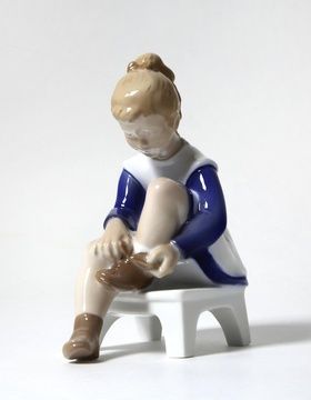 купить Фарфоровая фигура (статуэтка) Марианна. Девочка завязывает шнурки Bing Grondahl