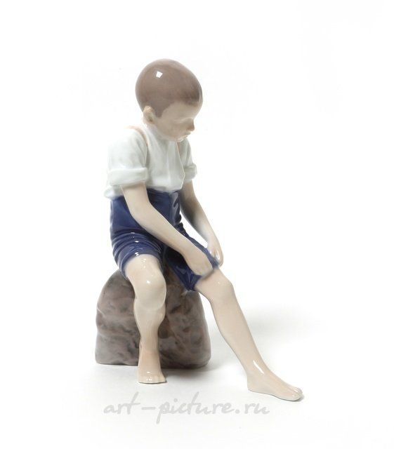 Мальчик, подкатывающий штанину. Дания, г. Копенгаген, Bing & Grondahl