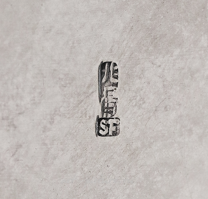 Ваза с перекидной ручкой, Китай, 136 гр, 950 пр, высота по край 3 см, диаметр чаши 14 см, высота по поднятую ручку 10 см