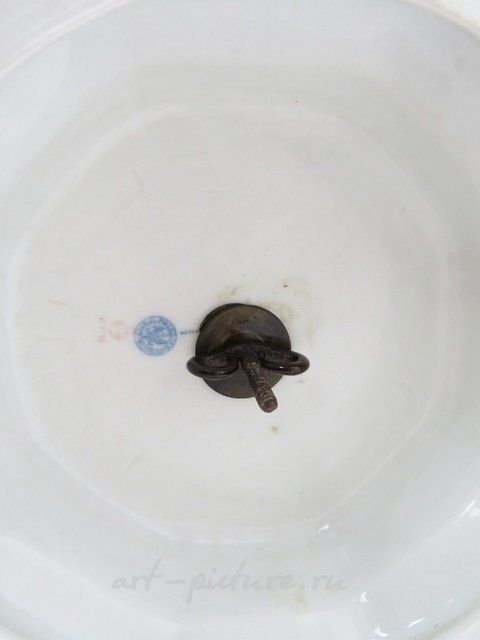 ВАЗА НА ОКТАГОНАЛЬНОМ ЦОКОЛЕ С РУЧКАМИ ИЗ БИСКВИТА. KPM БЕРЛИН. 1875 Г.