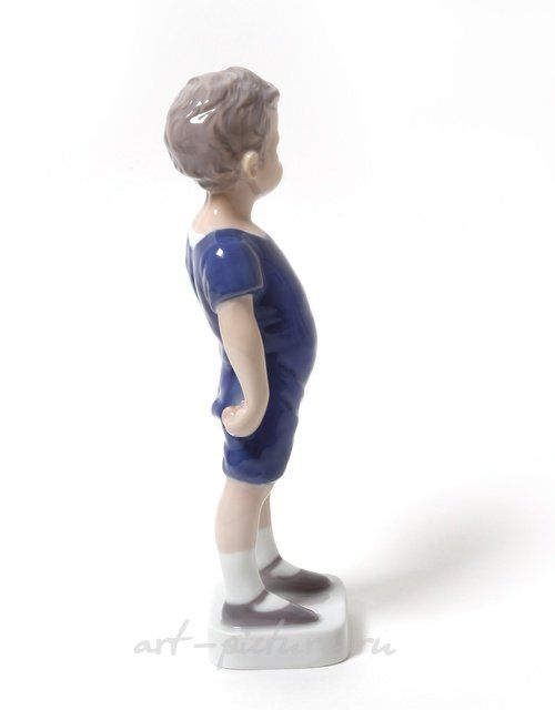 Кай. Стоящий мальчик в шортах. Дания, г. Копенгаген, Bing & Grondahl