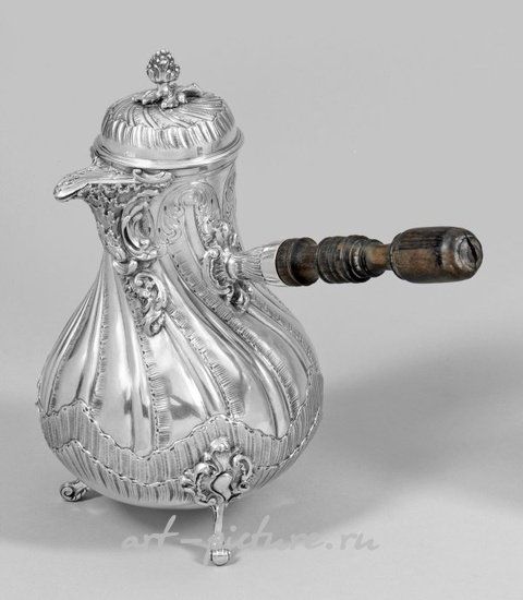 Качественный шоколадный кувшин в стиле рококо.