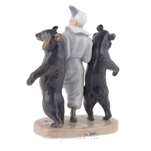 Фарфоровая фигура "Клоун и танцующие медведи"