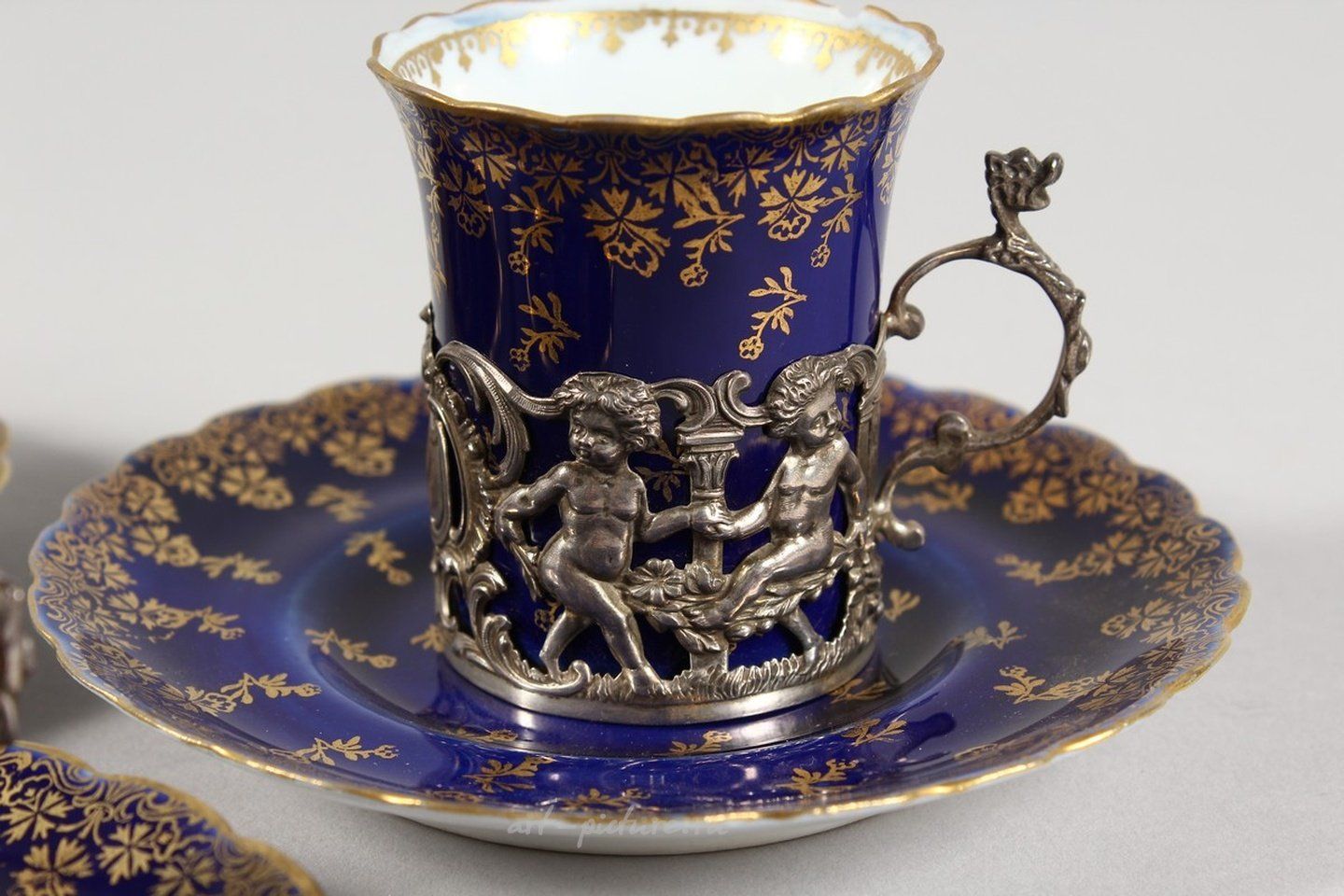 Royal Vienna , Королевский набор чашек и блюдец венского стиля с позолоченными узорами