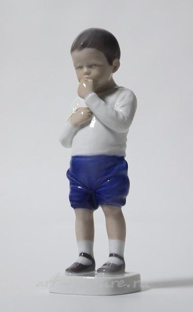 Петр. Мальчик с фруктами в руках. Дания, г. Копенгаген, Bing & Grondahl