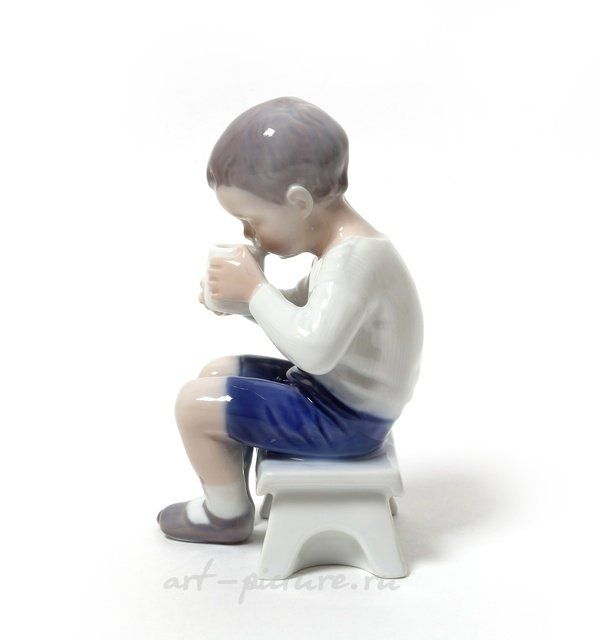 Виктор. Мальчик, пьющий молоко. Дания, г. Копенгаген, Bing & Grondahl