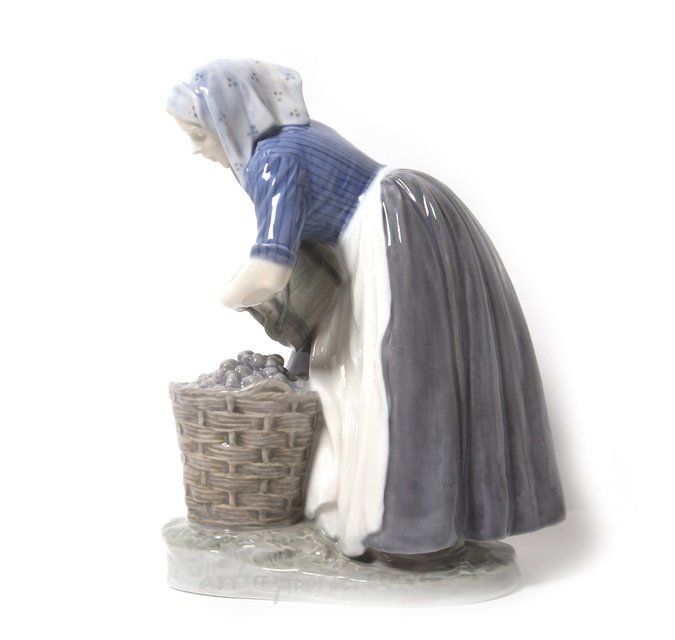 Девушка, собирающая картошку. Дания, г. Копенгаген, Royal Copenhagen