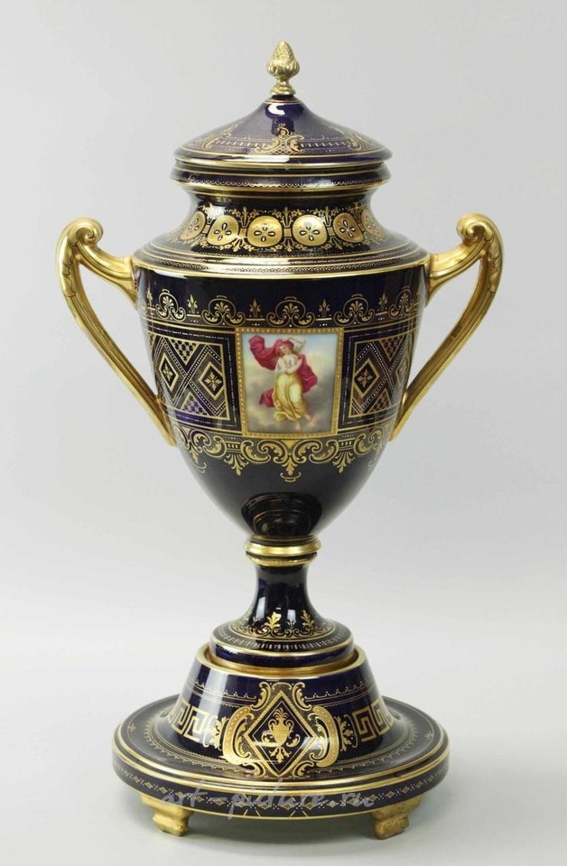 维也纳皇家瓷器 , 19世纪的科布尔蓝色大花瓶，维也纳皇家，手绘